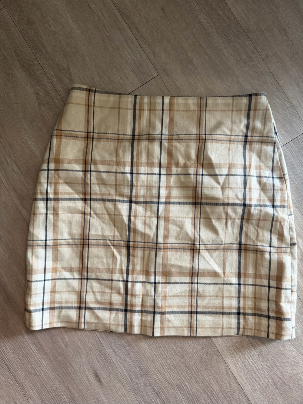 Amisu Beige Plaid Mini Skirt with Navy Accents